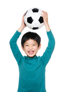 亚洲小男孩提高足球球图片