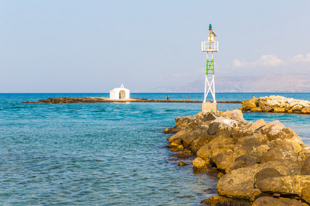 旧的威尼斯灯塔在克里特岛，希腊的港口。罗斯克里特的小村庄。旅游背景