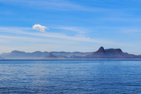 海蓝色的天空山脉背景