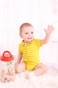 se kleine Junge mit Holz Spielzeug Blcke im Zimmer