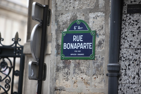 街在巴黎，法国的拿破仑街标志