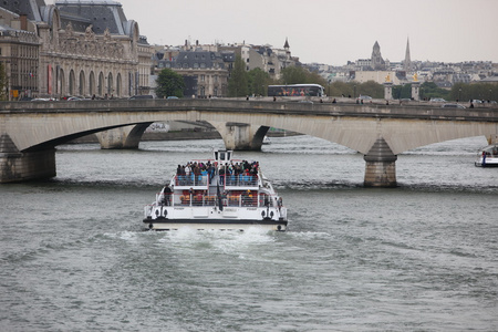 在法国，巴黎的塞纳河上划船
