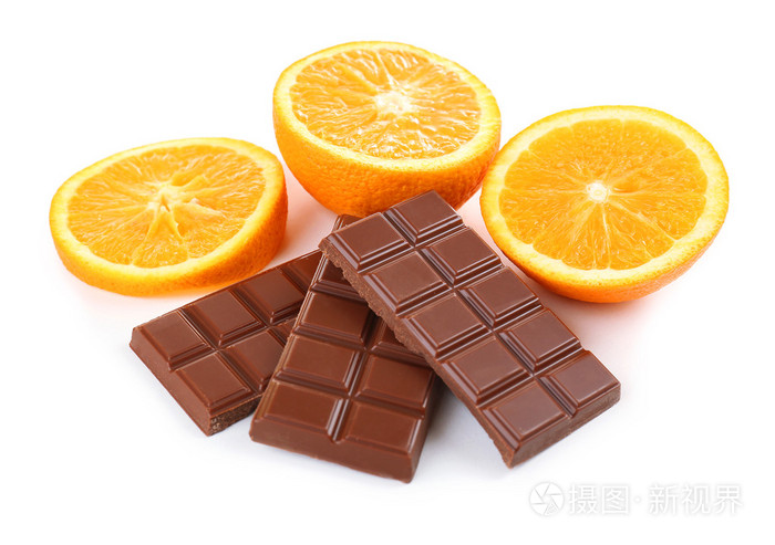 巧克力和孤立的白色衬底上的橙色