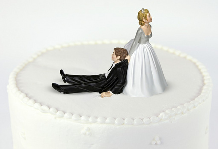 新娘和新郎在婚礼蛋糕