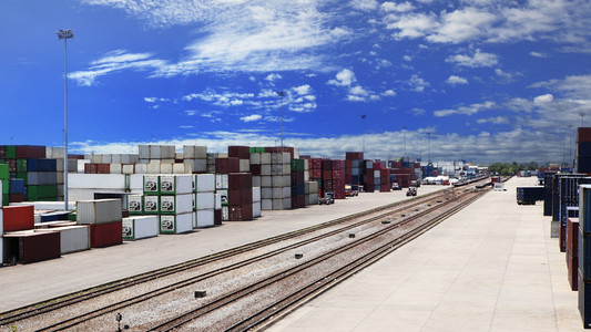 集装箱码头和铁路物流方式用于陆运，进出口