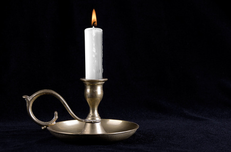 传统烛台)和白色背景上孤立的蜡烛小古董青铜花瓶墙上的旧烛台七支