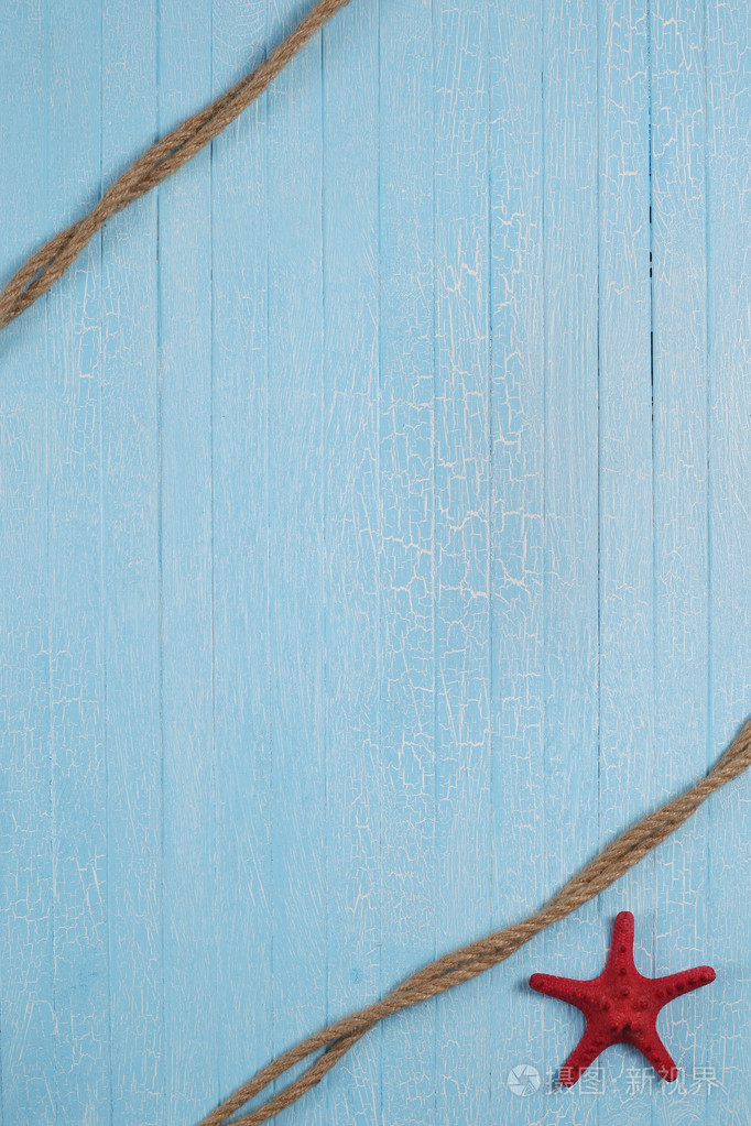 绳子在蓝色背景上的海星