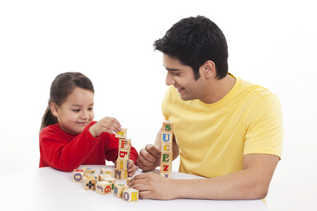 小女孩和爸爸玩方块游戏