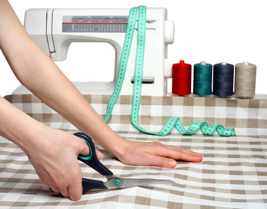 缝纫的概念。裁剪纤维织物。找裁缝师工作。织物剪