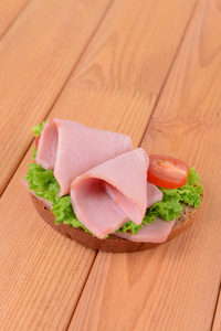 美味的三明治，生菜和火腿片放在表特写