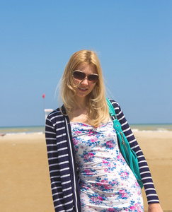 漂亮的姑娘在上海滩春天太阳镜