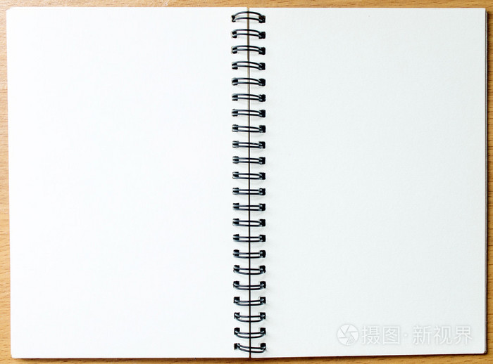 空白票据在桌子上的书