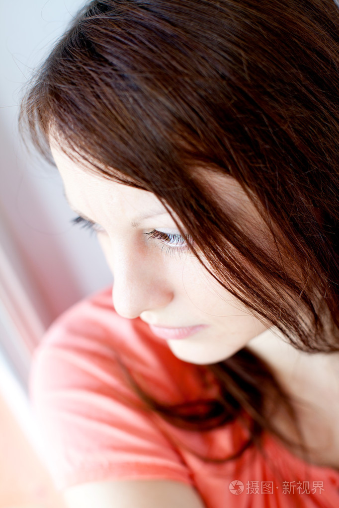 一位年轻的成年女子portrat