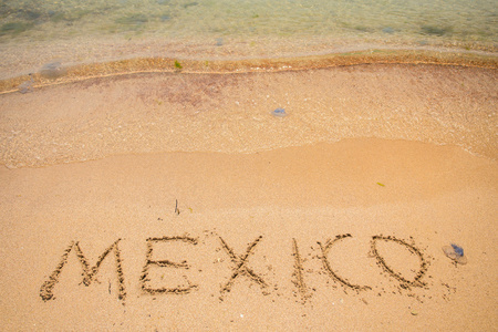 墨西哥写在沙子上的海滩上
