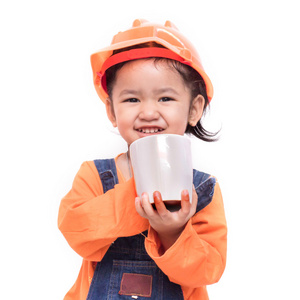 微笑亚洲工程师宝贝女孩抱着的白色杯子