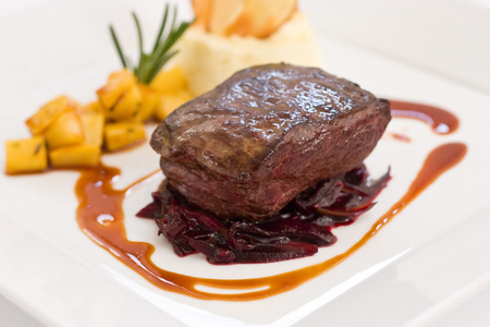 烤菲菜一大块的烤菲力牛排照片
