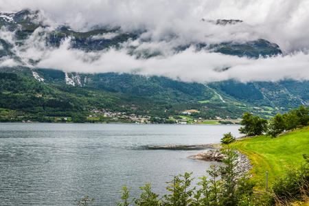 在阴天的时候，挪威的 sognefjord 视图