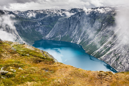 挪威山河秀丽，有着山到 t 的方式