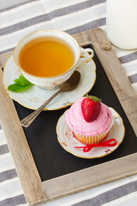 喝杯茶，草莓蛋糕