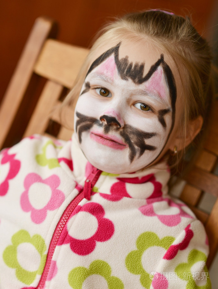 猫脸上的妆容的女孩