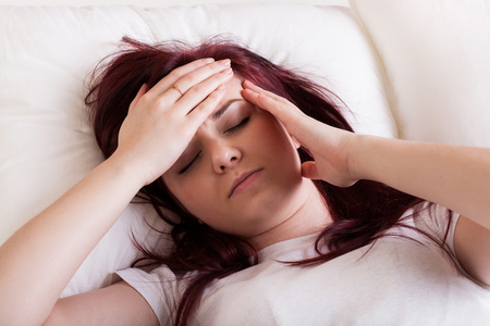 头痛亚洲男子坐在床上失眠和睡眠紊乱思考他的问题在晚上亚洲英俊的