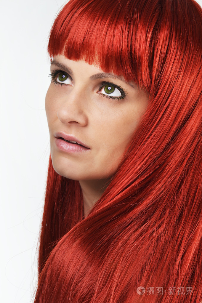 红头发的年轻漂亮的女人