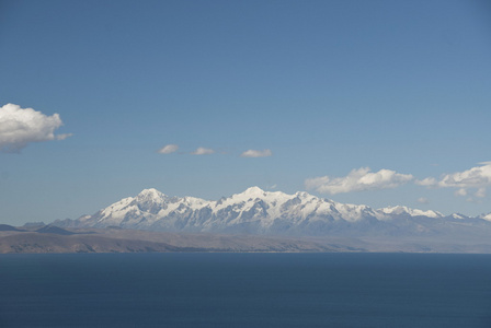 在的喀喀湖，玻利维亚的安第斯山脉的视图