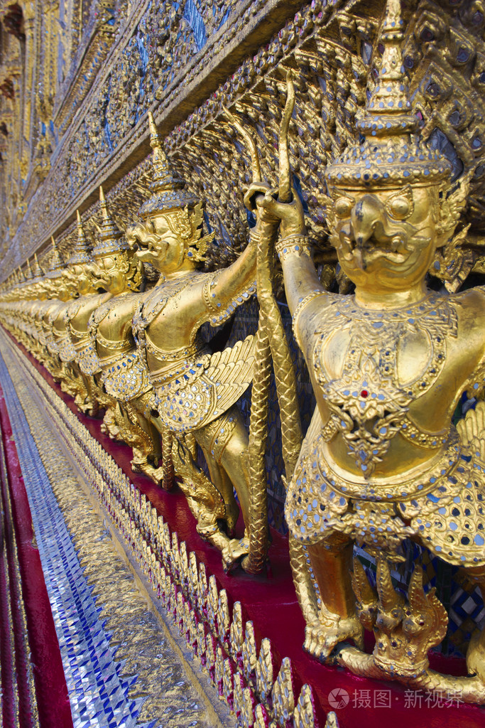 帕萨凯寺庙中的玉佛寺在泰国曼谷的大皇宫金揭路荼雕像