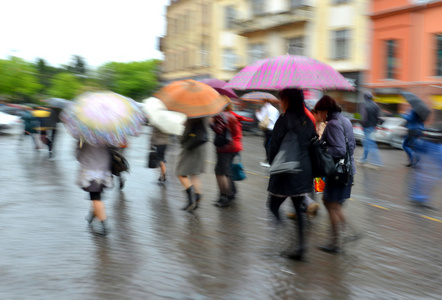 在下雨天在街上行走的人