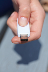 手中拿着黑色的 usb 数据存储