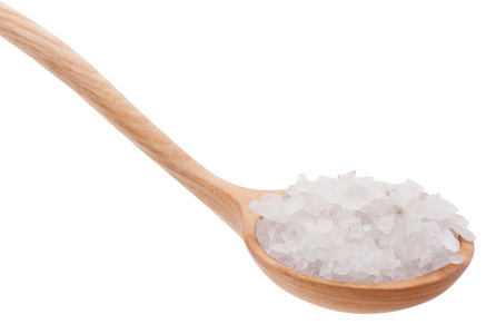 矿物盐在木勺白色背景抠图上孤立