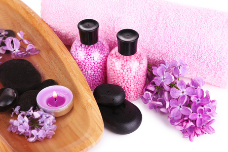 组成与水疗池 用水 毛巾和淡紫色的花，白色衬底上分离出的木碗