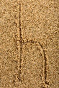 字母写在湿的沙滩上