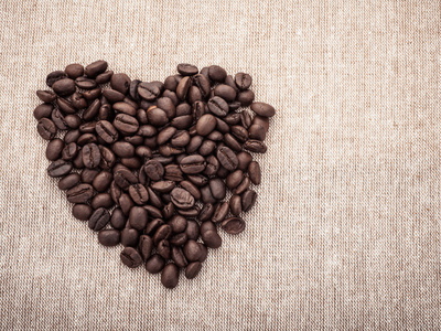 咖啡豆与棕色布心形状图片