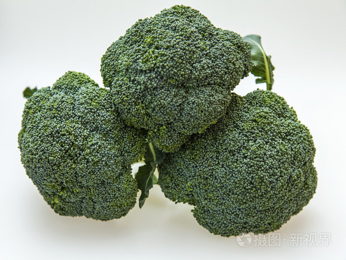 在桌子上的西兰花