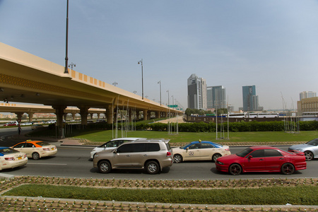 汽车行驶在迪拜图片
