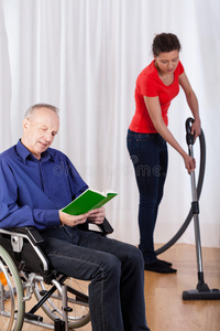 护士帮助残疾人打扫卫生