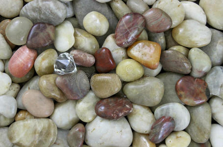 粗糙的钻石天然颜色的小而光滑的石头背景