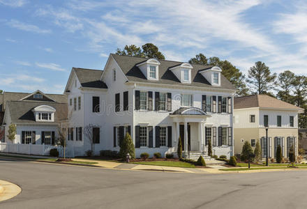 街角的高档白人家庭住宅照片