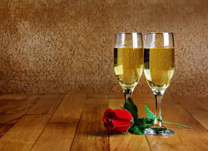 两杯香槟配人造红玫瑰