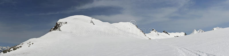 4000米雪峰全景图