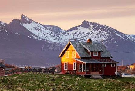 以山为背景的挪威房子