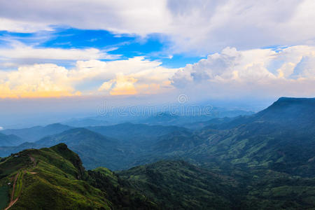 晨雾中的山景