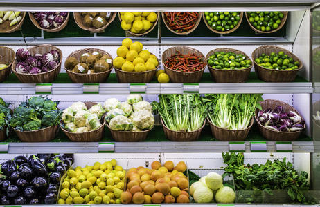 小男孩选择水果蔬菜购物水果陈列新鲜食物矢量  设计模板.