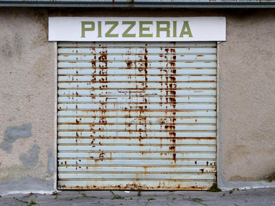 由于金融危机，风挡比萨店被放弃