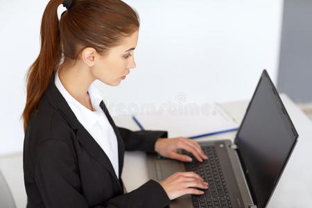 在笔记本电脑旁工作的女商人