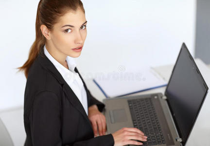 在笔记本电脑旁工作的女商人