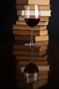 酒杯和书