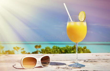 太阳镜和橙汁
