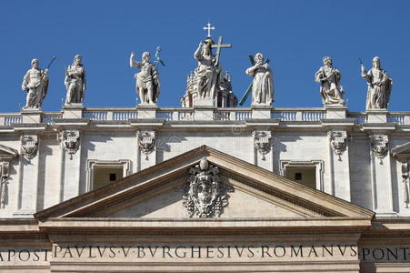 圣彼得大教堂正面顶部的雕像